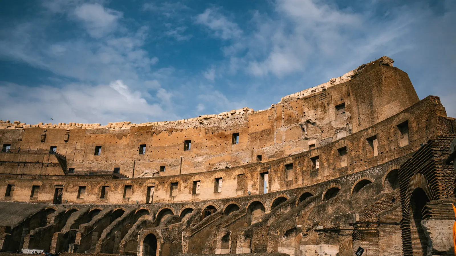 Interior do Coliseu, em Roma, sob céu azul