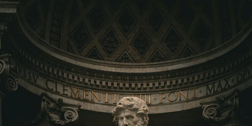 Frontão da Fontana di Trevi, com colunas e inscrição em latim