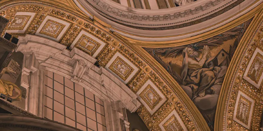 Teto barroco ornamentado visto de baixo